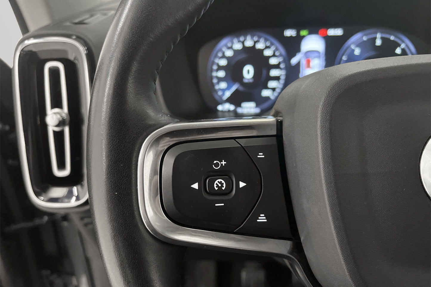 Volvo XC40 150hk Momentum Voc Dragkrok Keyless-Go Carplay