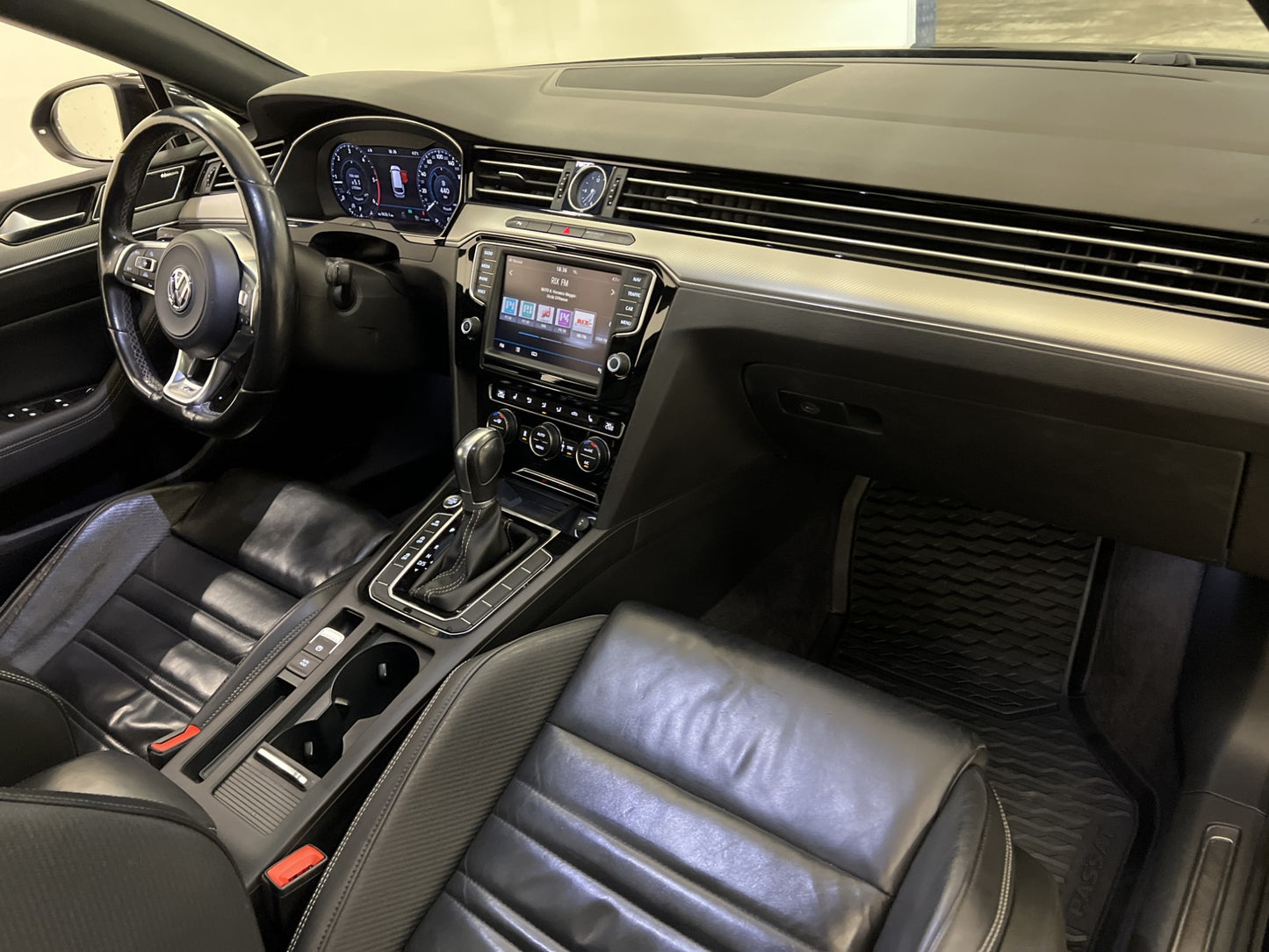 Volkswagen Passat 4M R-Line D-värm Cockpit B-kamera Pano