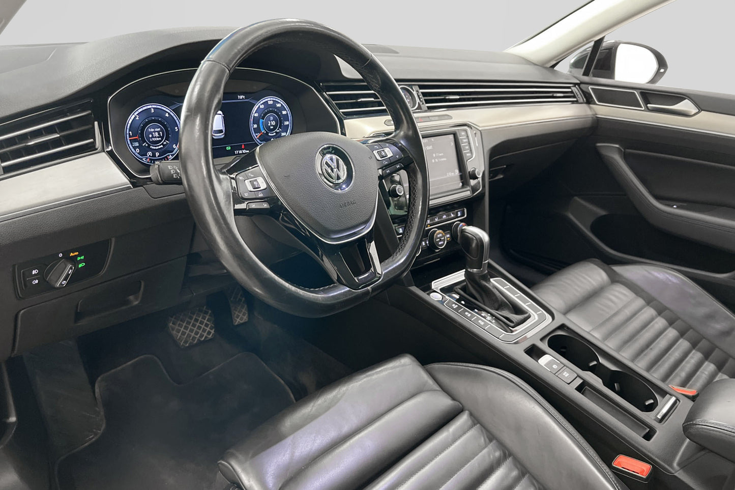 Volkswagen Passat 190hk Cockpit Pano Skinn B-Kam Navi Drag