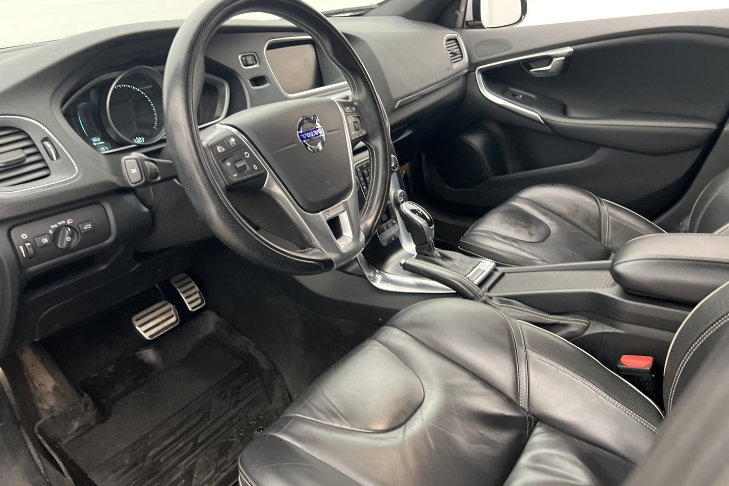 Volvo V40 T5 254hk R-Design VOC P-Värm Navi Skinn