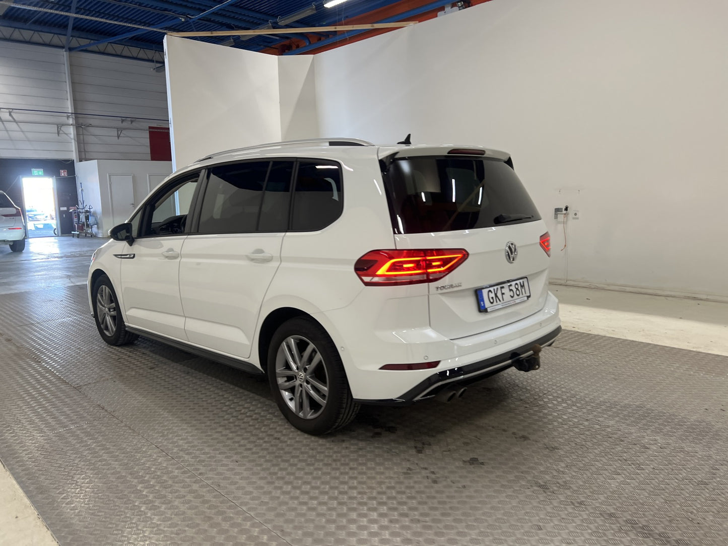 Volkswagen Touran 2.0 TDI 150hk R-line Pano D-värm B-kamera