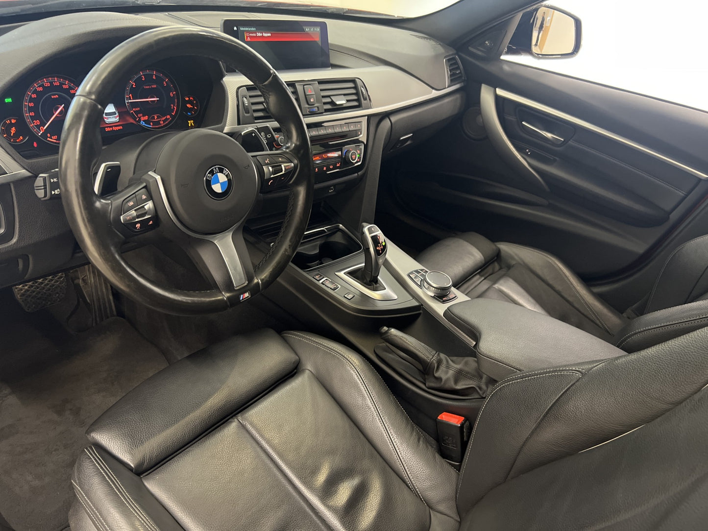 BMW  330i xDrive M-sport H/K Cockpit Drag Kamera Skinn