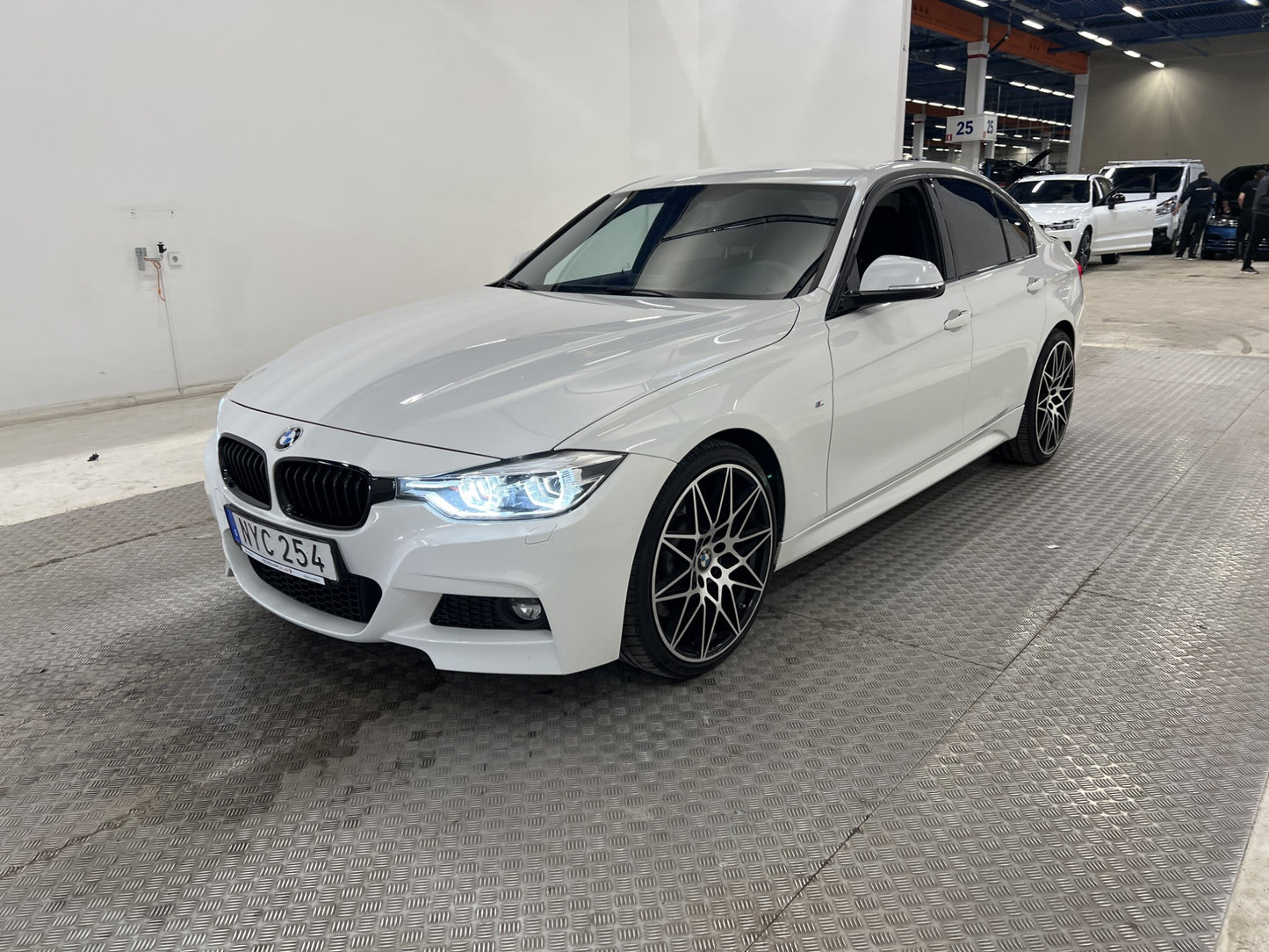 BMW 330i 252 hk M-Sport Drag Nyservad P-sensorer LED