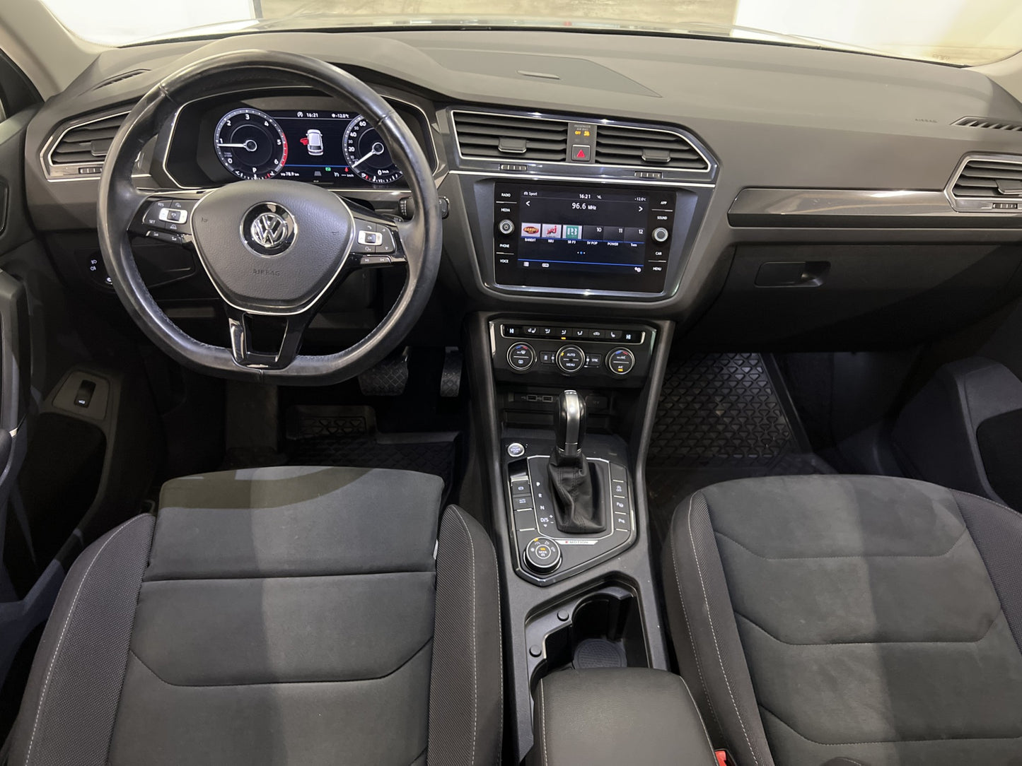 Volkswagen Tiguan 4M 190hk R-line Executive Cockpit Värmare