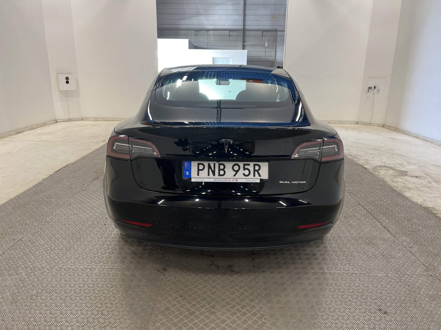 Tesla Model 3 Long Range AWD 440hk Svensksåld Autopilot