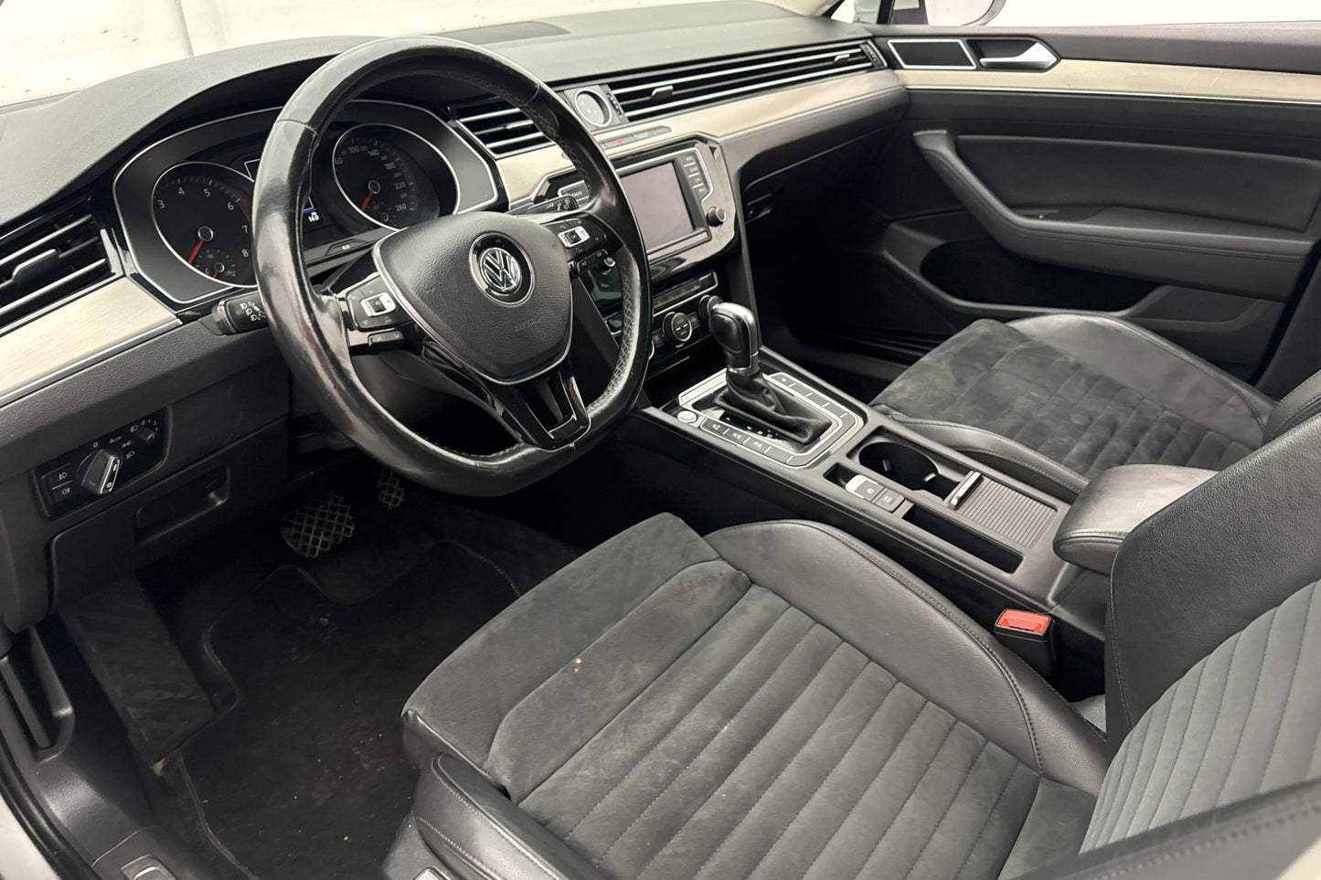 Volkswagen Passat 2.0 TSI 220hk R-Line Värmare Kamera Drag