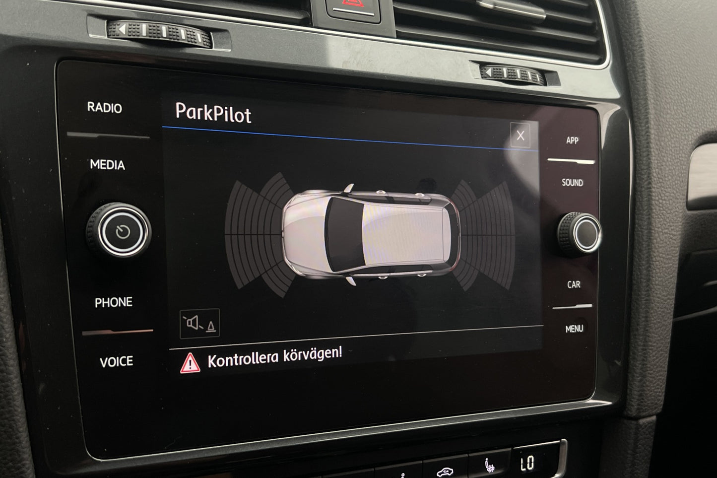 Volkswagen Golf 1.6 TDI 115hk Style Sensorer CarPlay Välserv