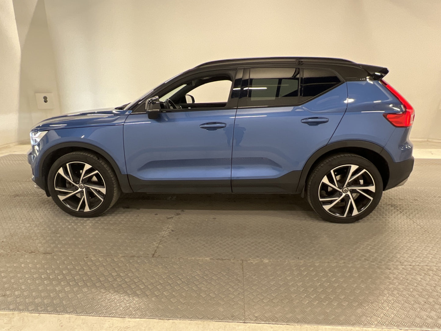 Volvo XC40 D4 190hk AWD  R-Design Pano  Värmare 360°K Skinn