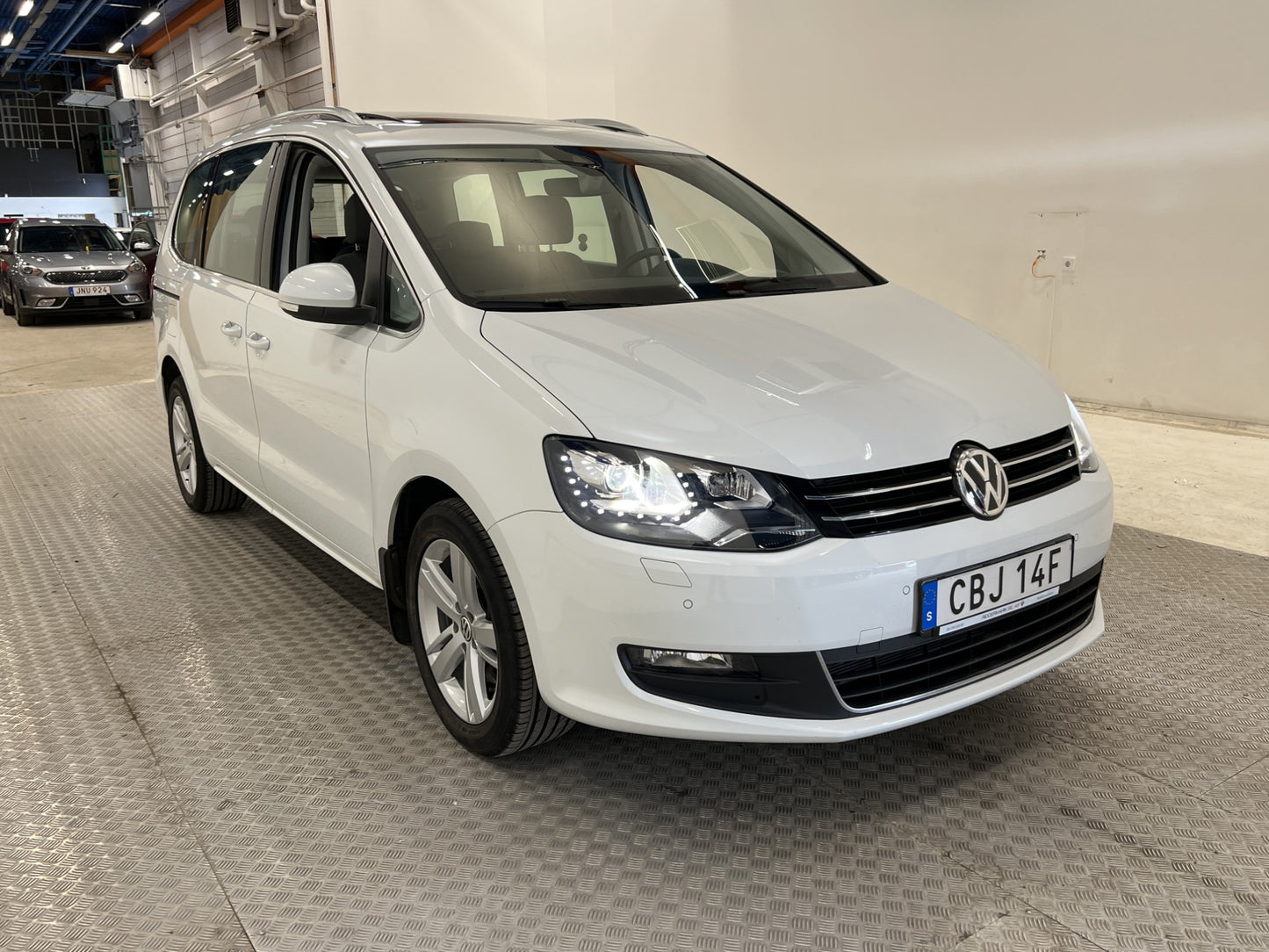 Volkswagen Sharan 150hk 7-Sits Panorama Bkamera Navi Drag