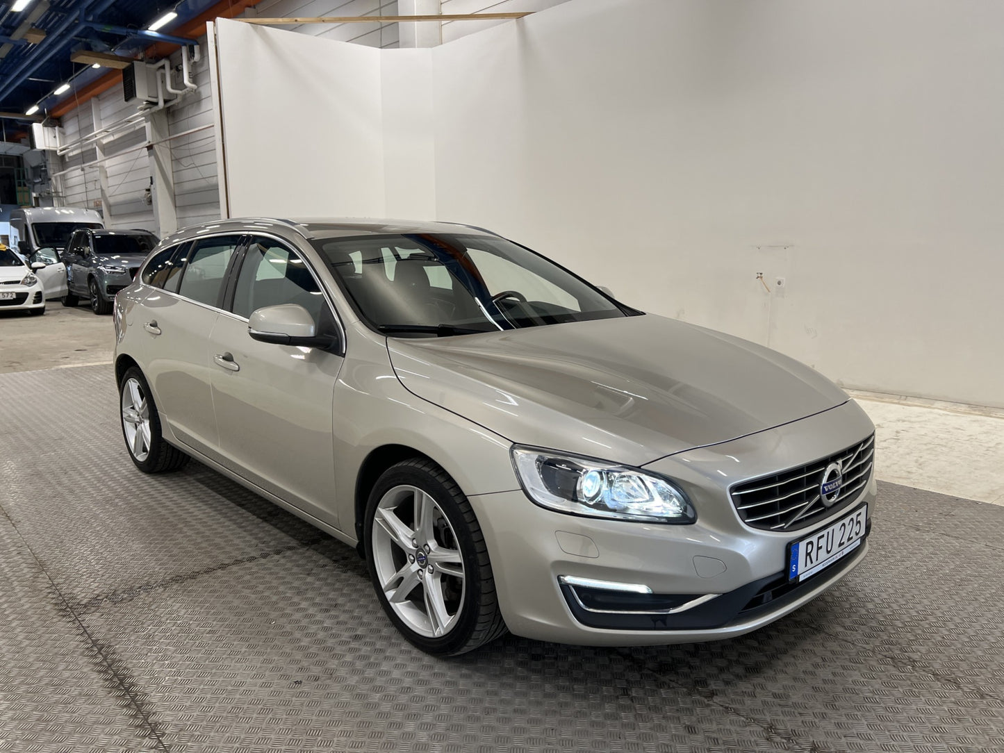 Volvo V60 D4 AWD 190hk Summum VOC Värmare Navi P-sensor