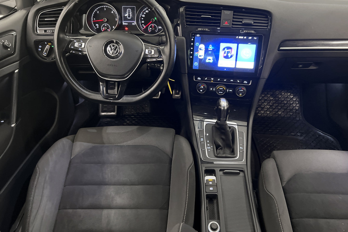 Volkswagen Golf 2.0 TDI 150hk D-värmare Dragkrok 19" LED