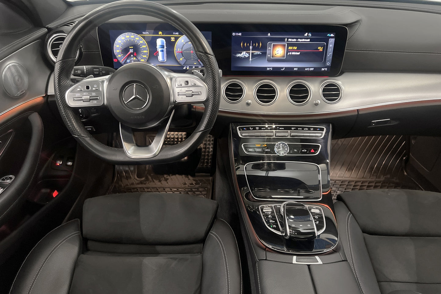 Mercedes-Benz E 220 194hk AMG 360 Värmare Pano Wide HuD Drag