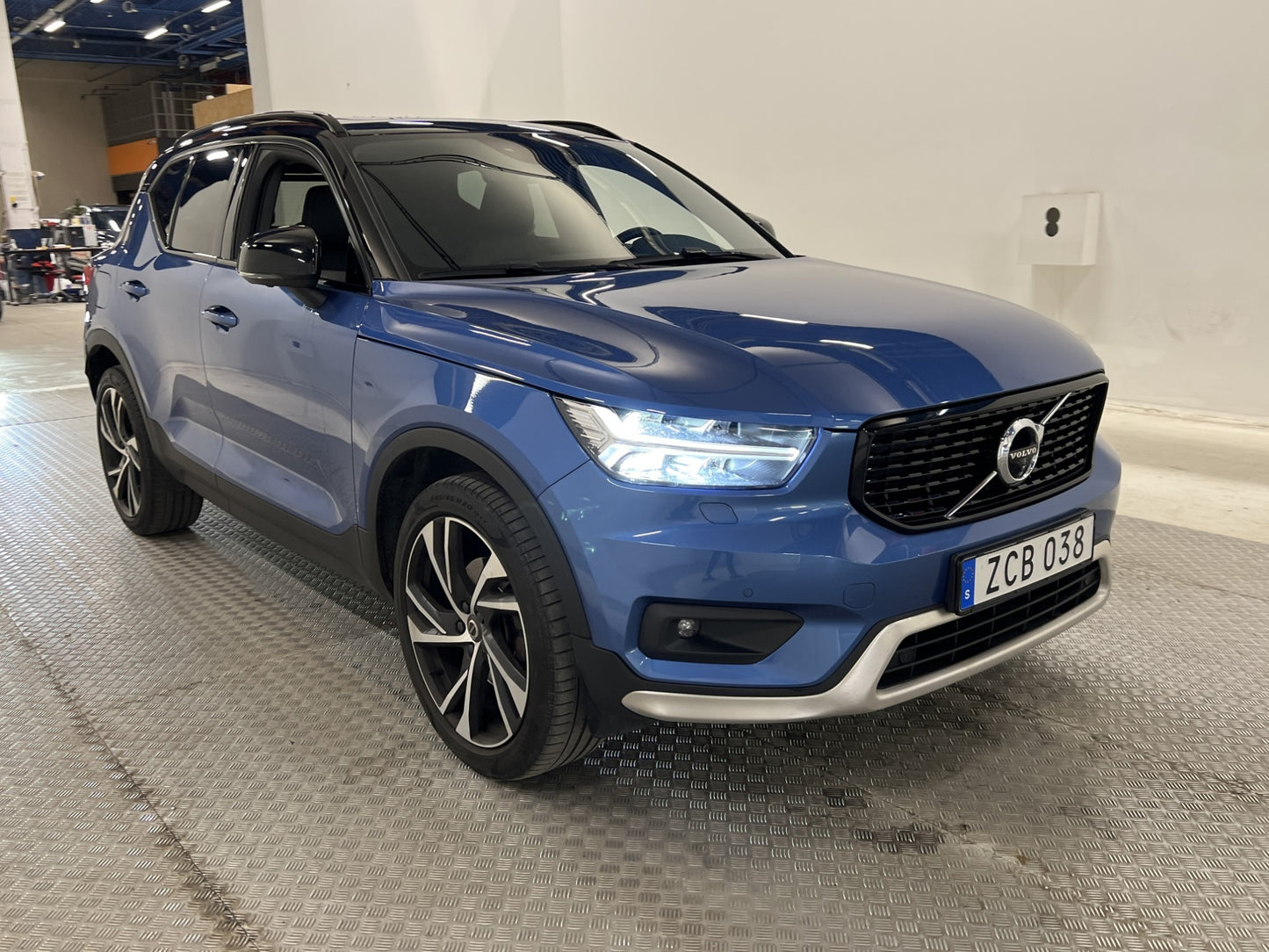 Volvo XC40 D4 190hk AWD  R-Design Pano  Värmare 360°K Skinn