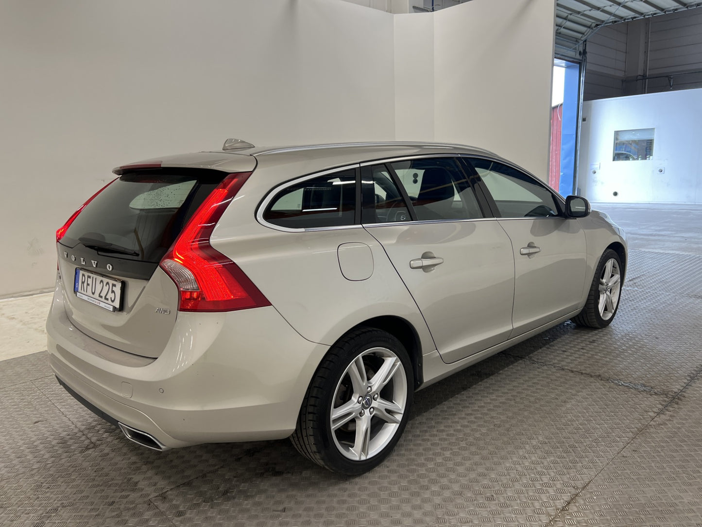 Volvo V60 D4 AWD 190hk Summum VOC Värmare Navi P-sensor