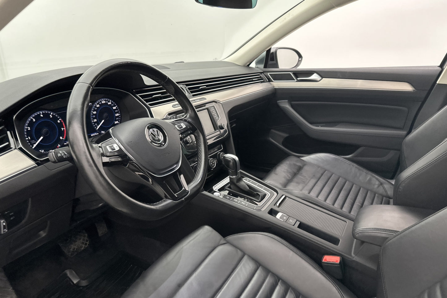 Volkswagen Passat 2.0 220hk R-Line Cockpit Värm Kamera Drag