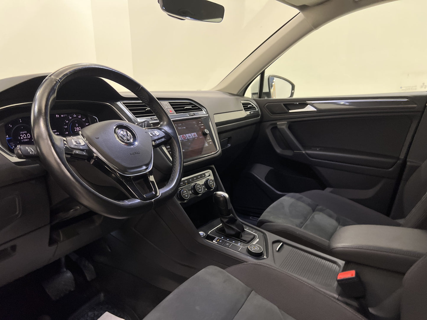 Volkswagen Tiguan Allspace 4M R-line 7-sits Cockpit MOMS