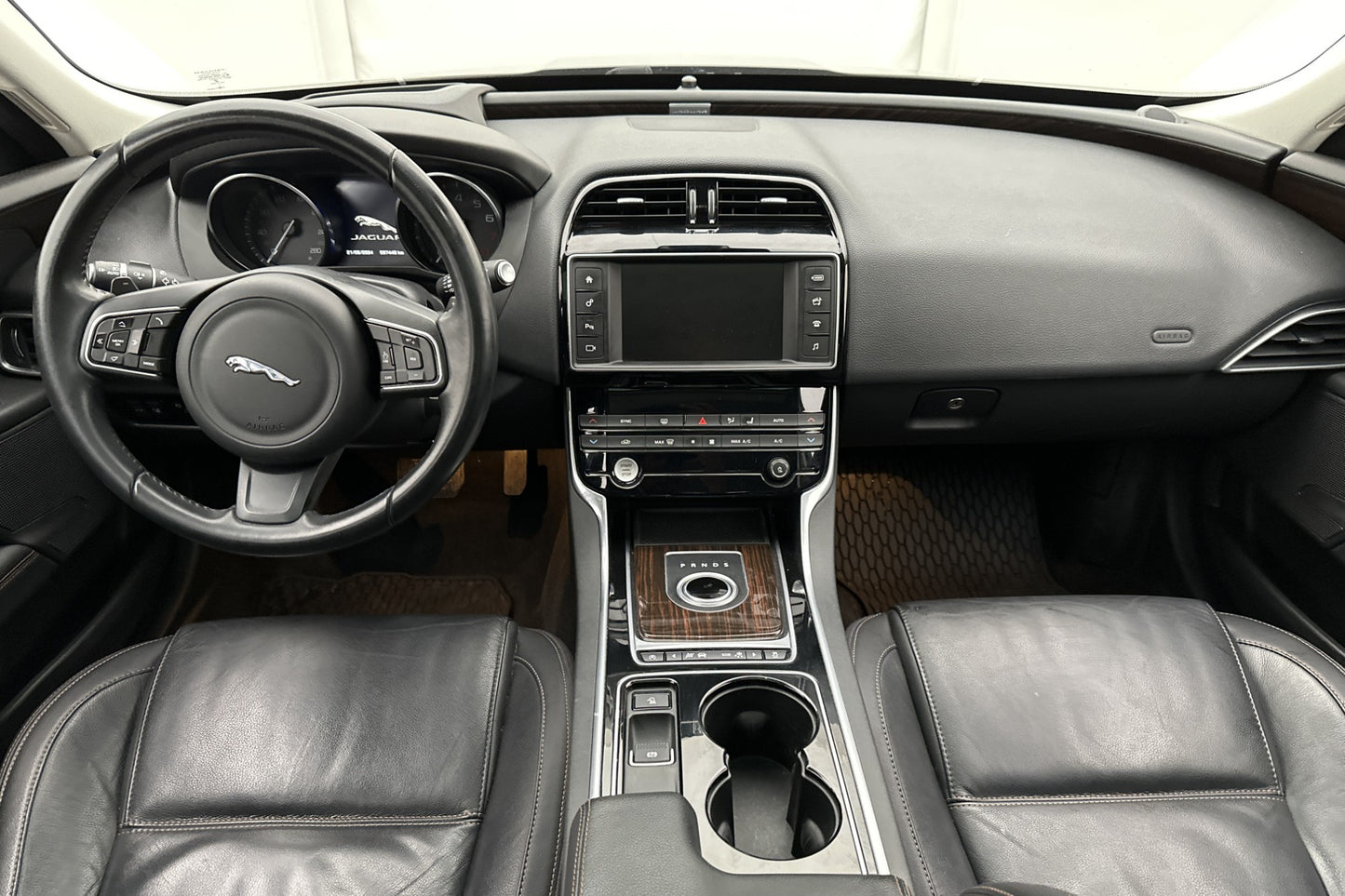 Jaguar XE 25t 240hk Prestige Pano Värmare Kamera HUD Skinn