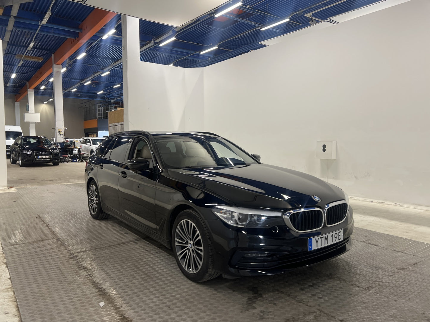 BMW 520 d Touring 190hk Sportline Pano D-Värm Skinn Kamera