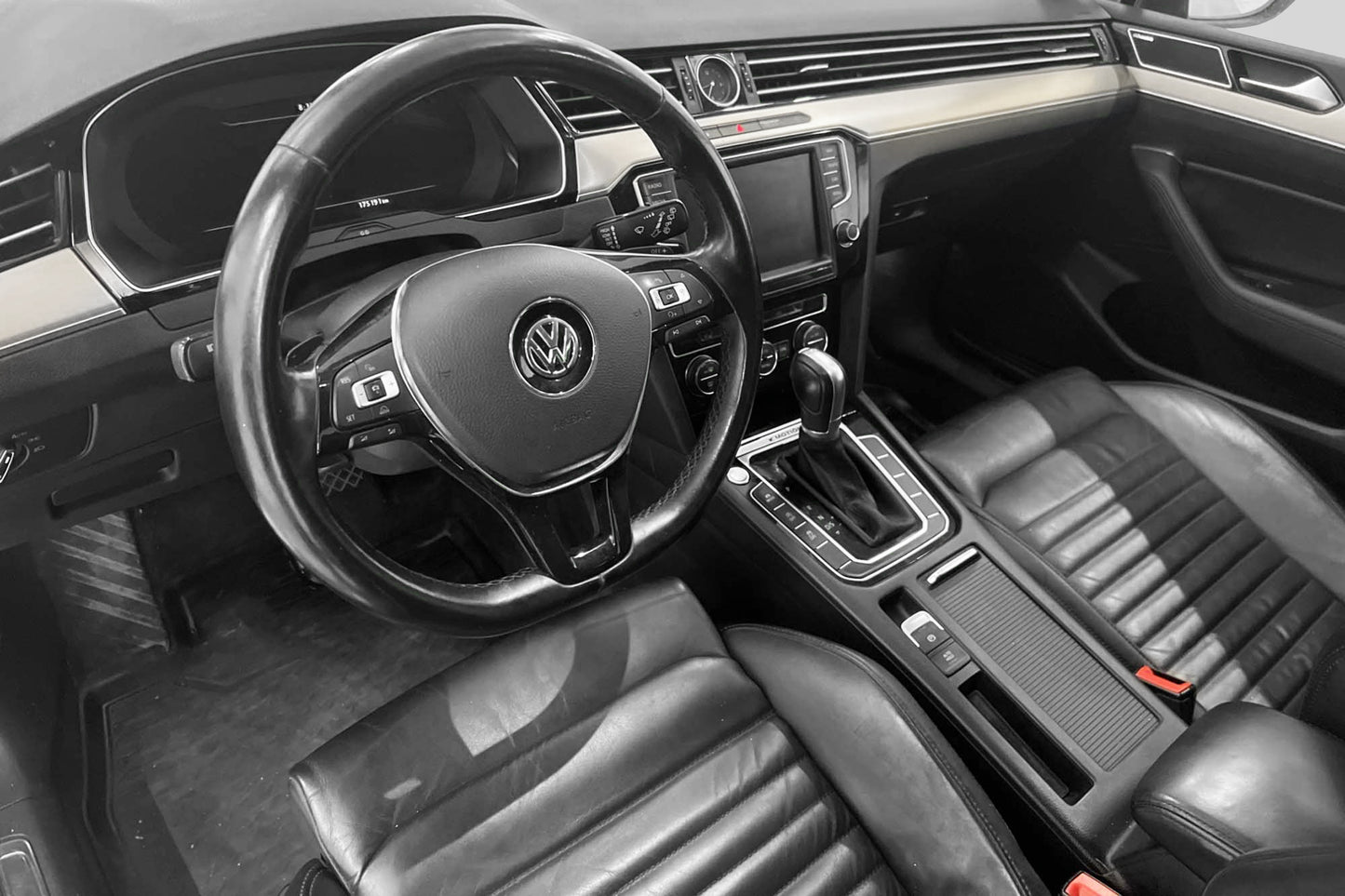 Volkswagen Passat 4M GTS 240hk Cockpit Dynaudio Kamera Drag