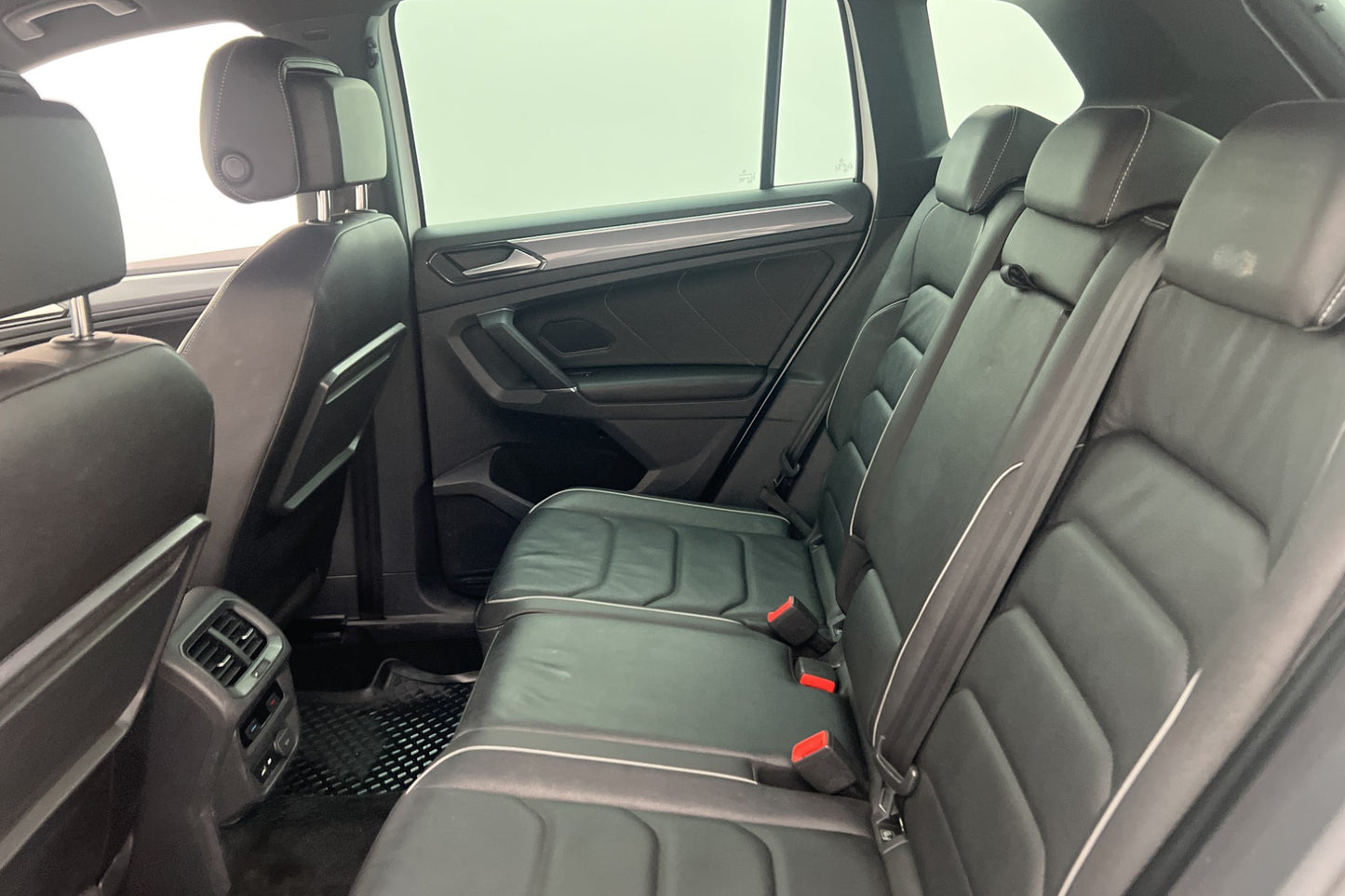 Volkswagen Tiguan 2.0 TSI 220hk 4M R-Line Cockpit Värmare