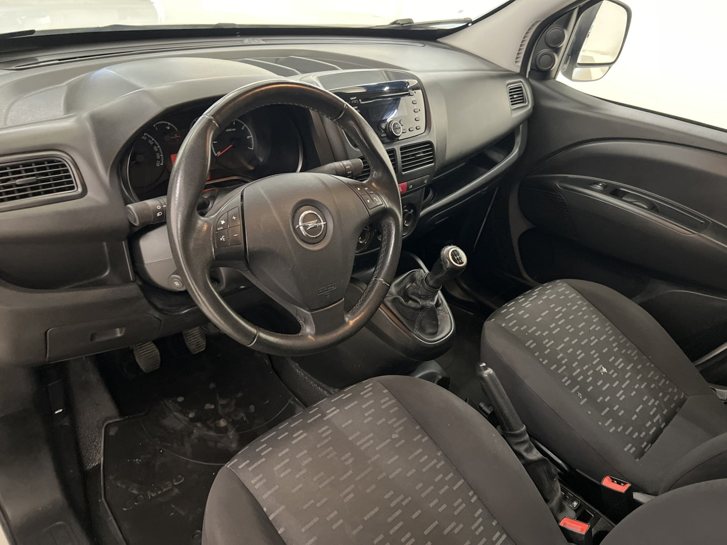 Opel Combo 1.3CDTI 90hk Dragkrok Takräcke Nyservad