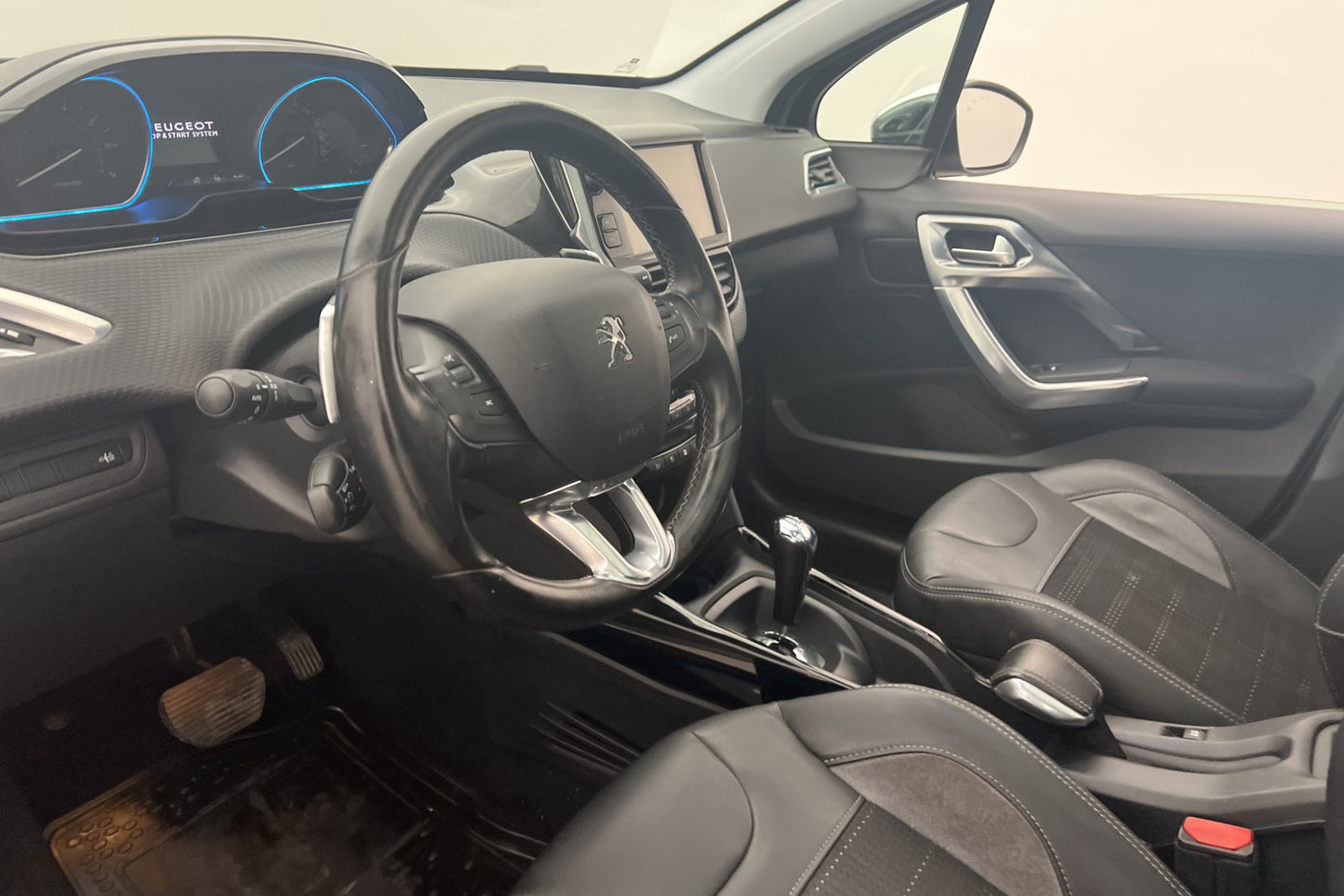 Peugeot 2008 1.2 VTi 82hk Allure Pano Sensorer Välservad