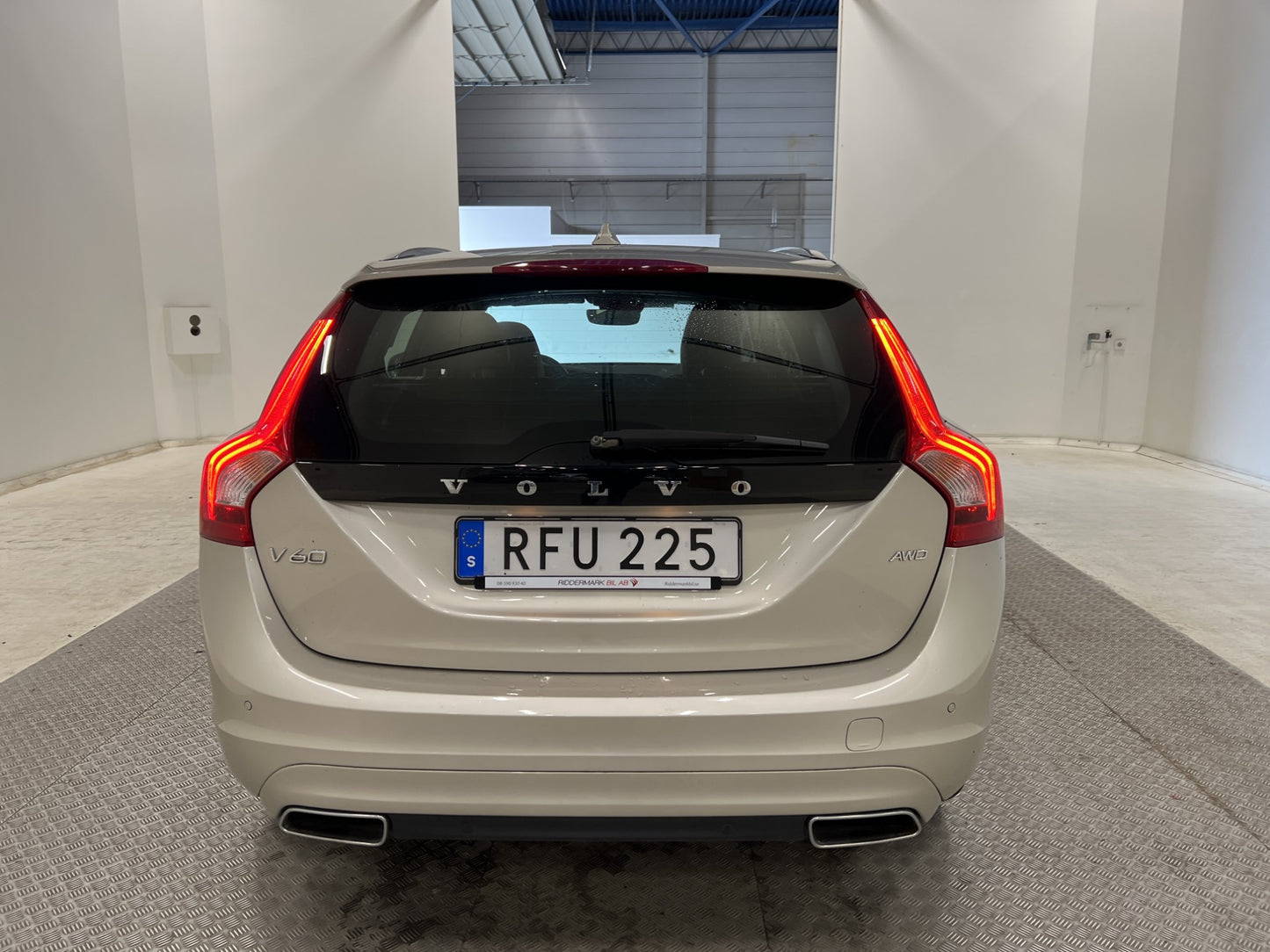 Volvo V60 D4 AWD 190hk Summum VOC Värmare Navi P-sensor