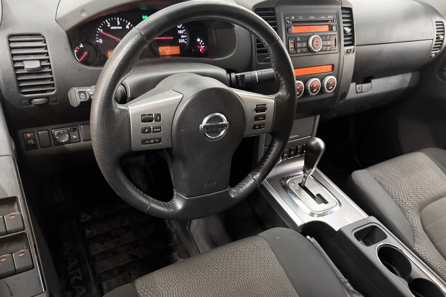 Nissan Navara 2.5dCi 4x4 190hk Dragkrok Kåpa 1-Ägare Moms