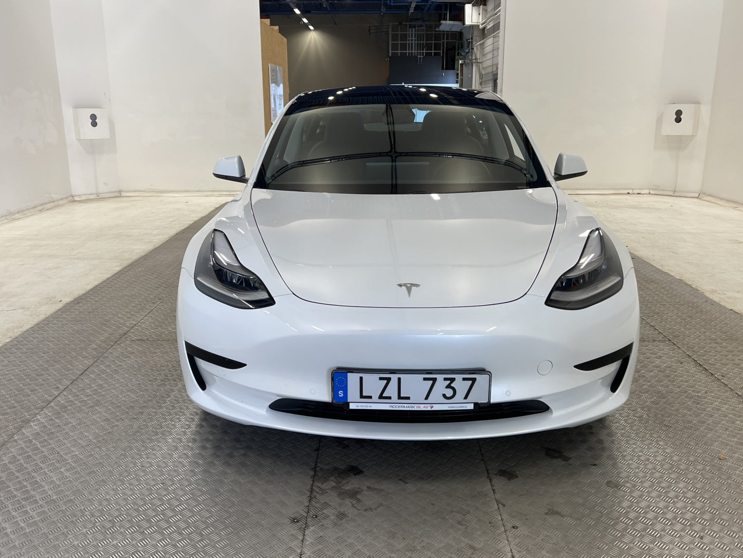 Tesla Model 3 Standard Range Plus 258hk Svensksåld Dragkrok