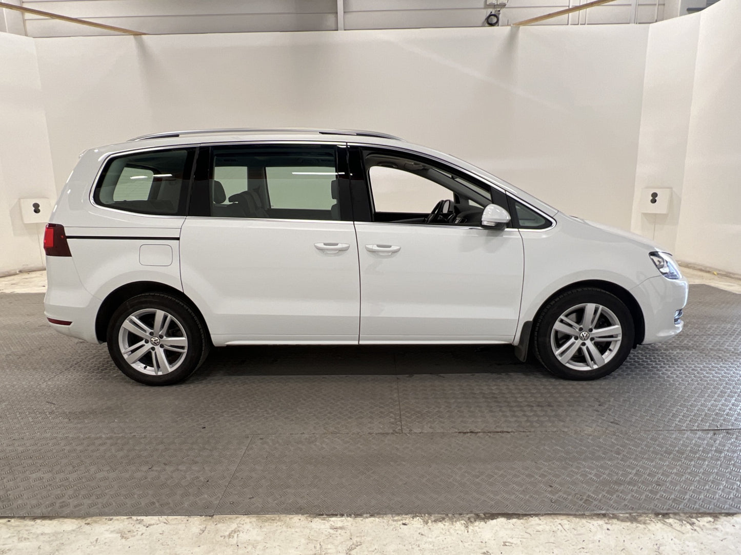 Volkswagen Sharan 150hk 7-Sits Panorama Bkamera Navi Drag