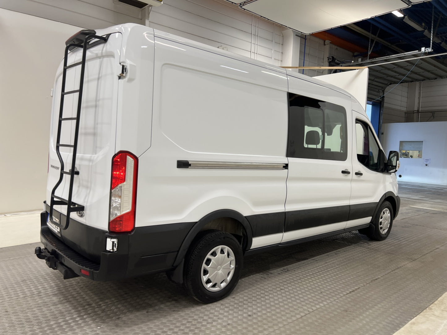 Ford Transit 350 CrewVan L2H2 170hk Värmare Dragkrok Moms