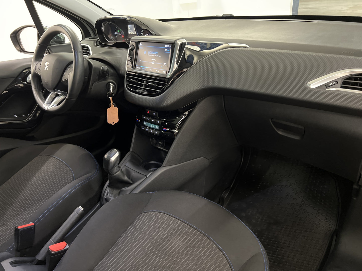 Peugeot 208 1.2 VTi 82hk Style Pano Sensorer CarPlay Välserv