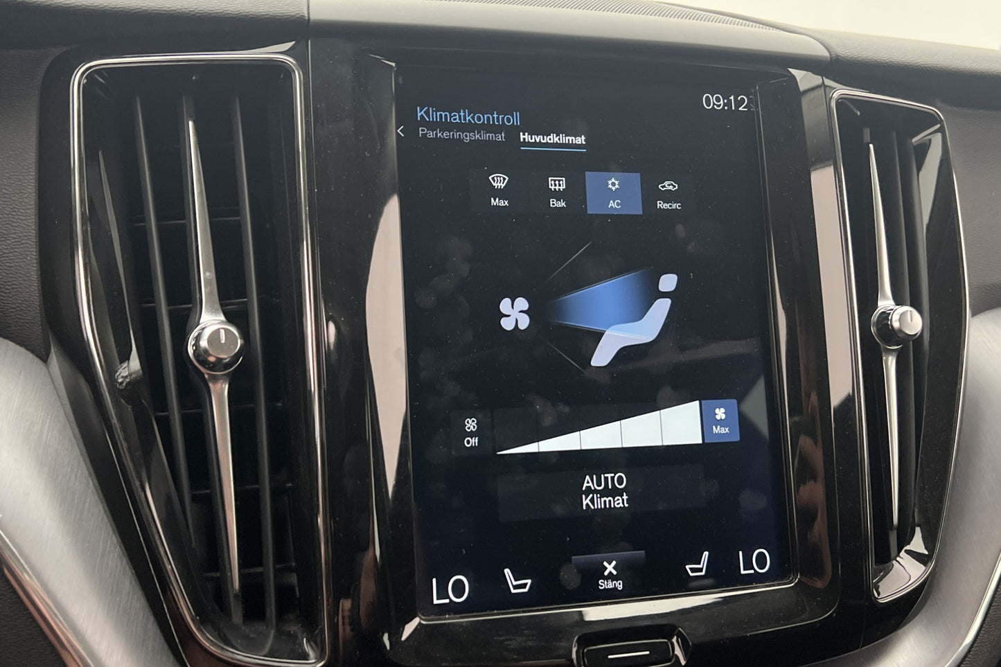 Volvo XC60 D4 190hk Momentum VOC Navi Sensorer CarPlay Drag