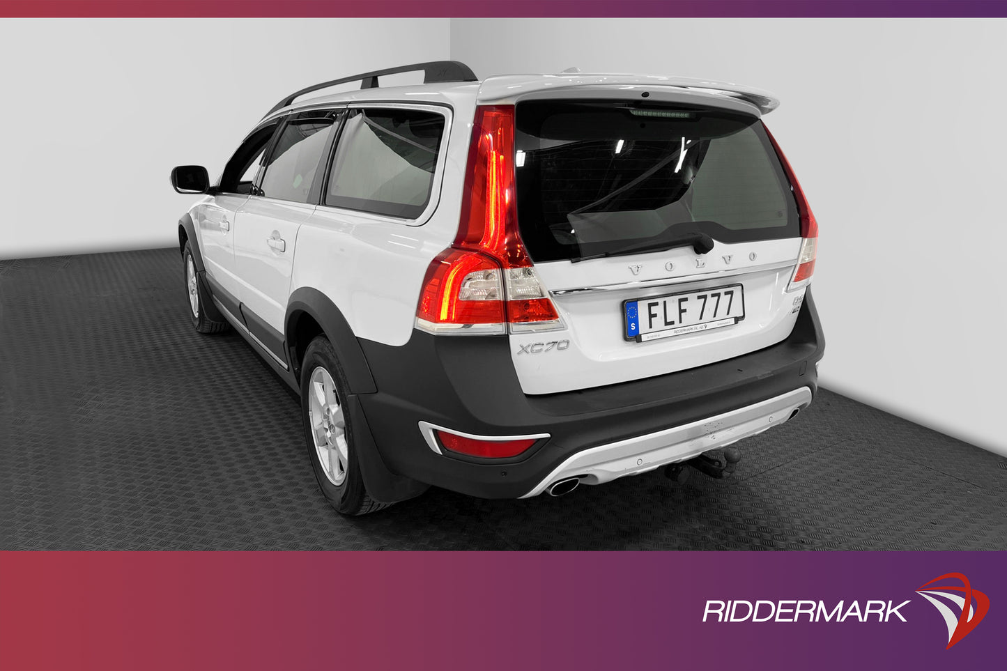 Volvo XC70 D4 AWD 181hk Momentum VOC Värm Drag Sensorer Navi