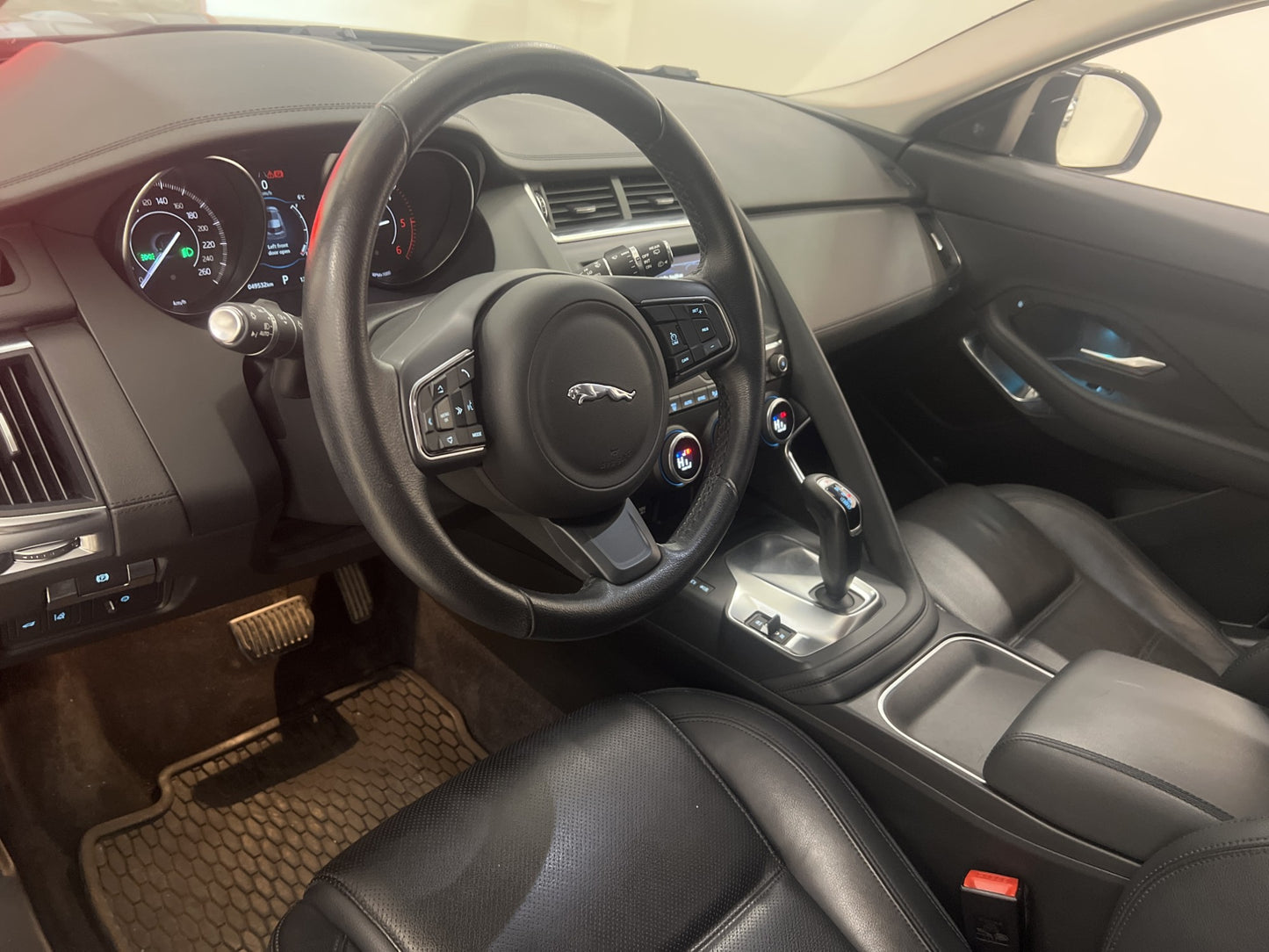 Jaguar E-Pace D150 AWD 150hk Kamera Navi Skinn Välservad