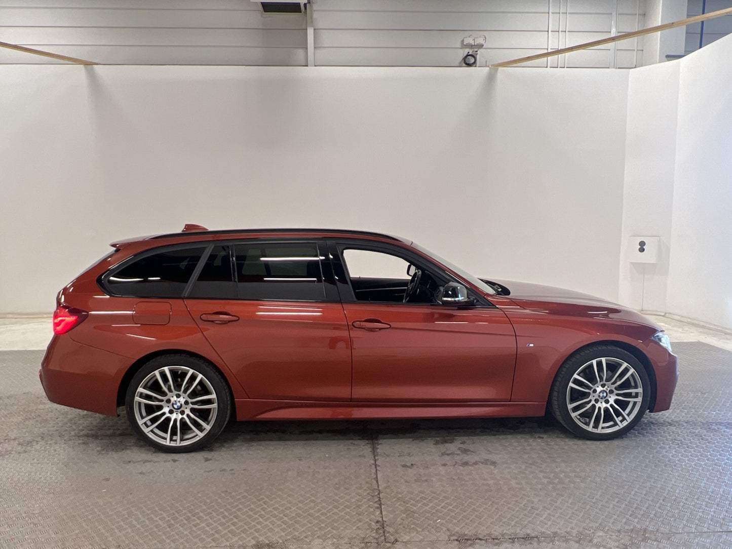 BMW  330i xDrive M-sport H/K Cockpit Drag Kamera Skinn