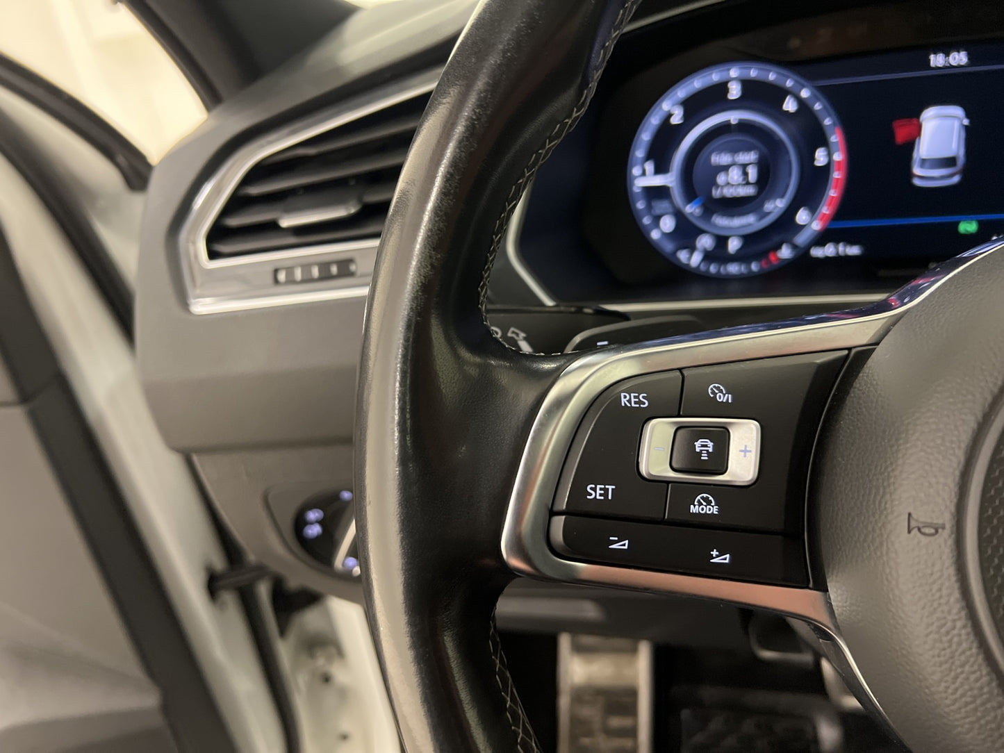 Volkswagen Tiguan 4M 190hk R-line Cockpit Pano Värm Dynaudio