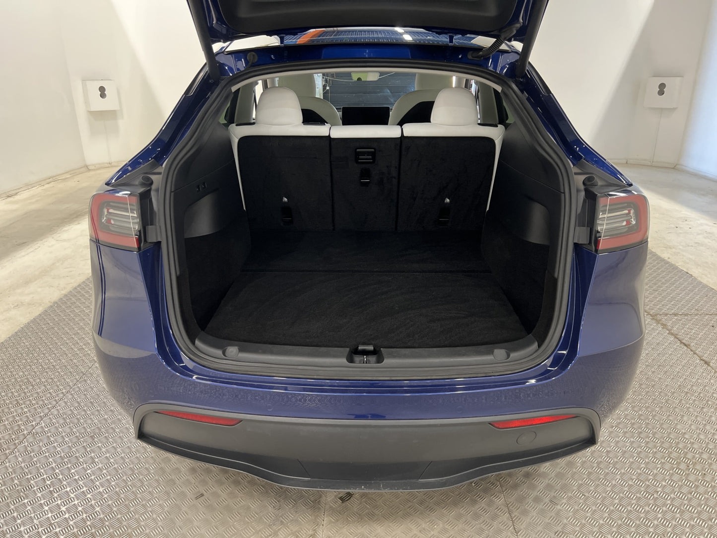 Tesla Model Y Long Range 345hk Svensksål Uppgraderad AP MOMS