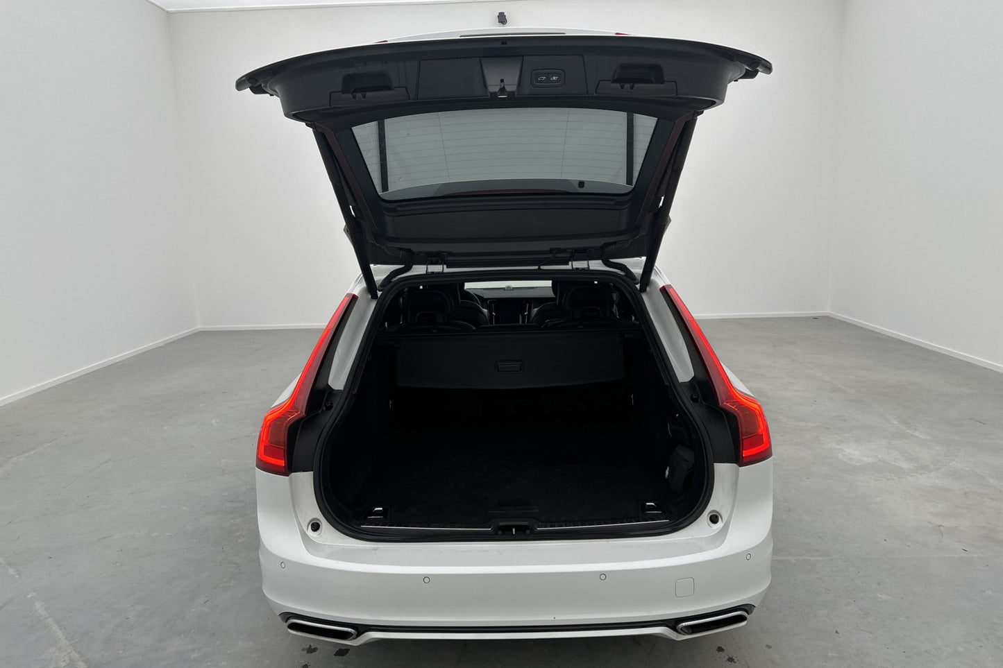 Volvo V90 D5 AWD R-Design D-Värm Pano B&W B-Kamera Navi VOC