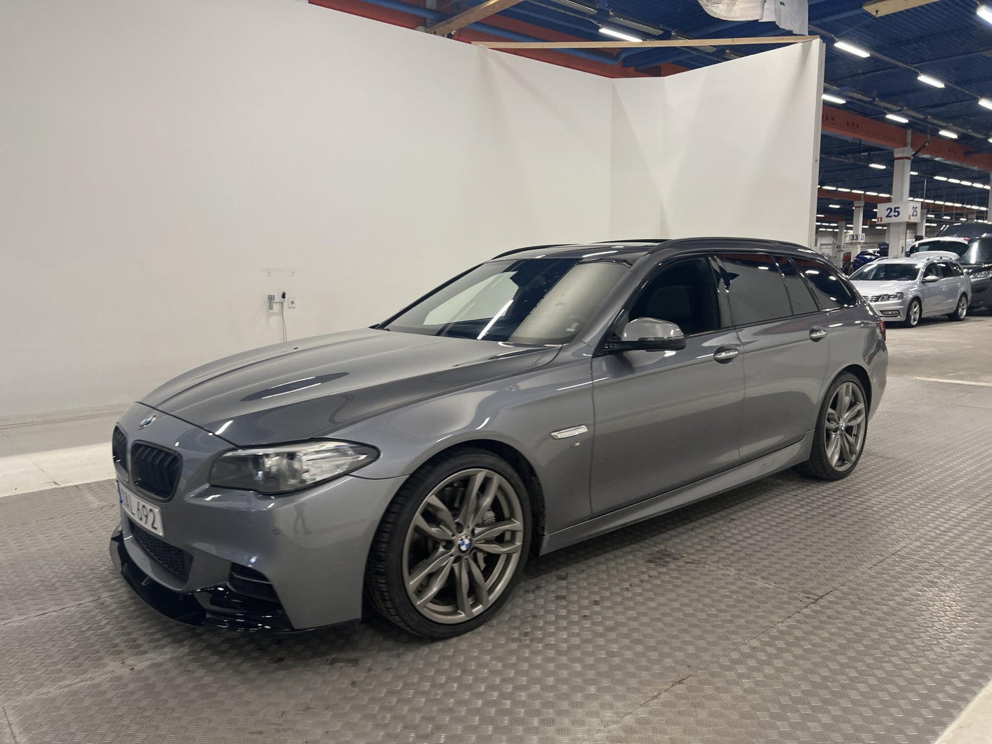 BMW M550 d xDrive Touring 381hk M Sport Värm Pano H/K Drag