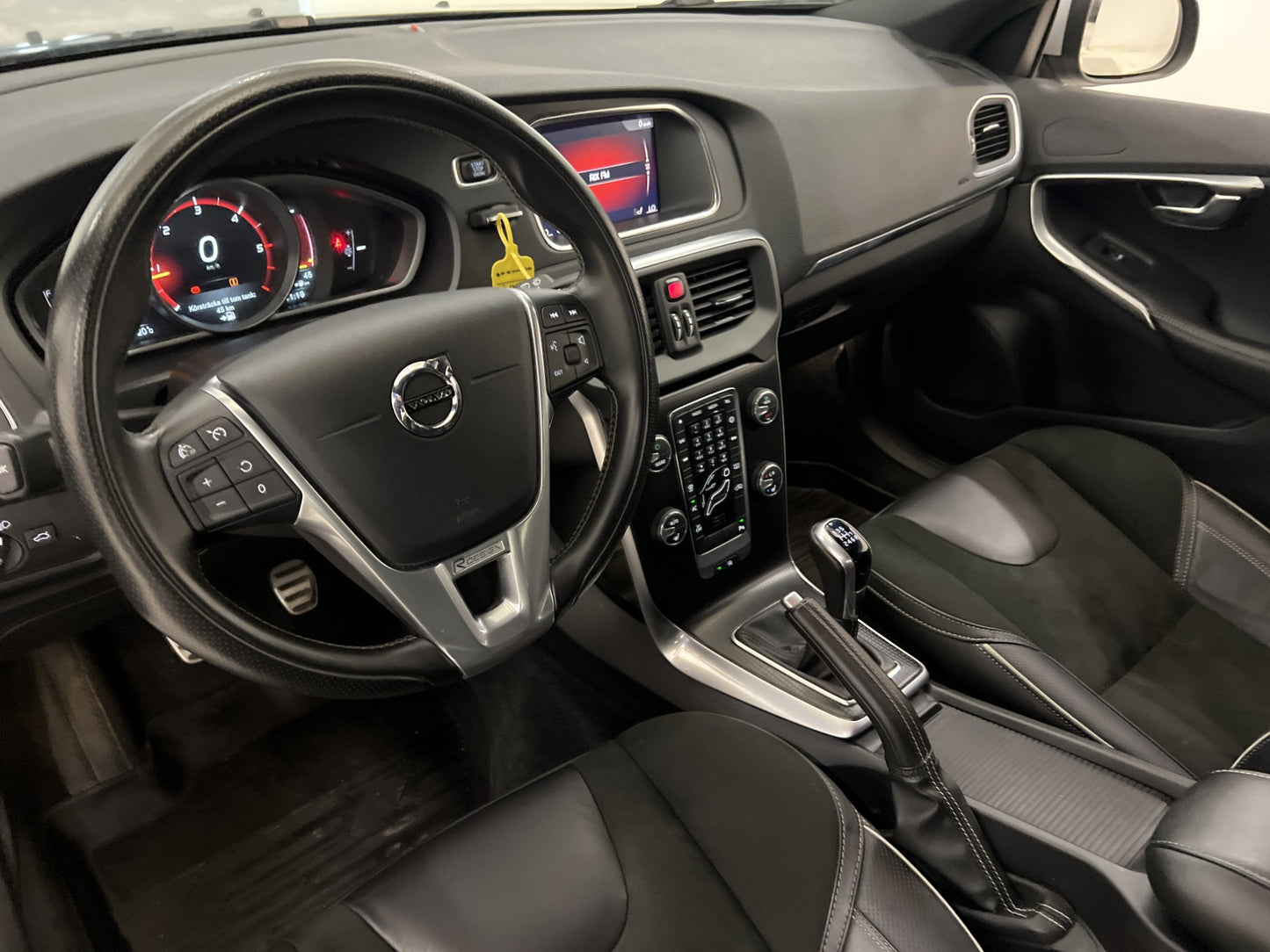 Volvo V40 D3 150hk R-Design VOC D-värmare Keyless Halvskinn