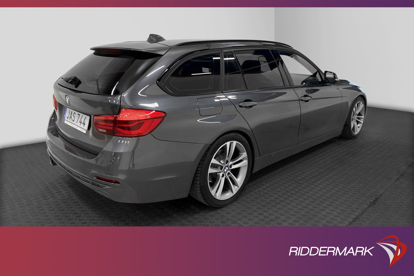 BMW 330i xDrive Touring 252hk Sport line Skinn Navi B-Kamera