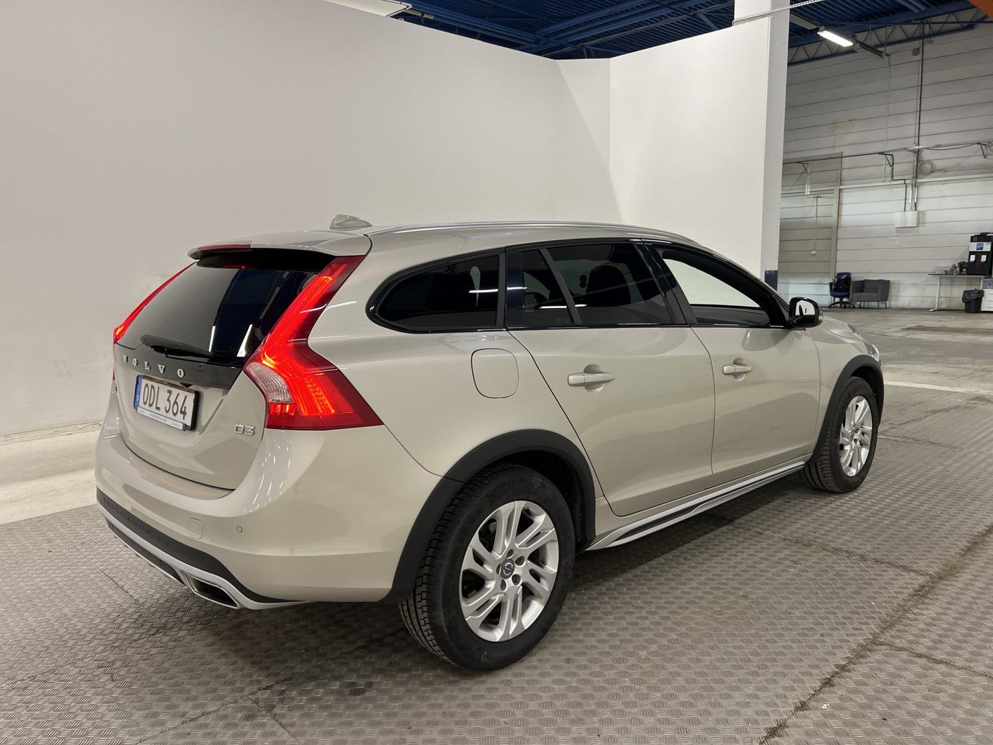 Volvo V60 Cross Country Momentum