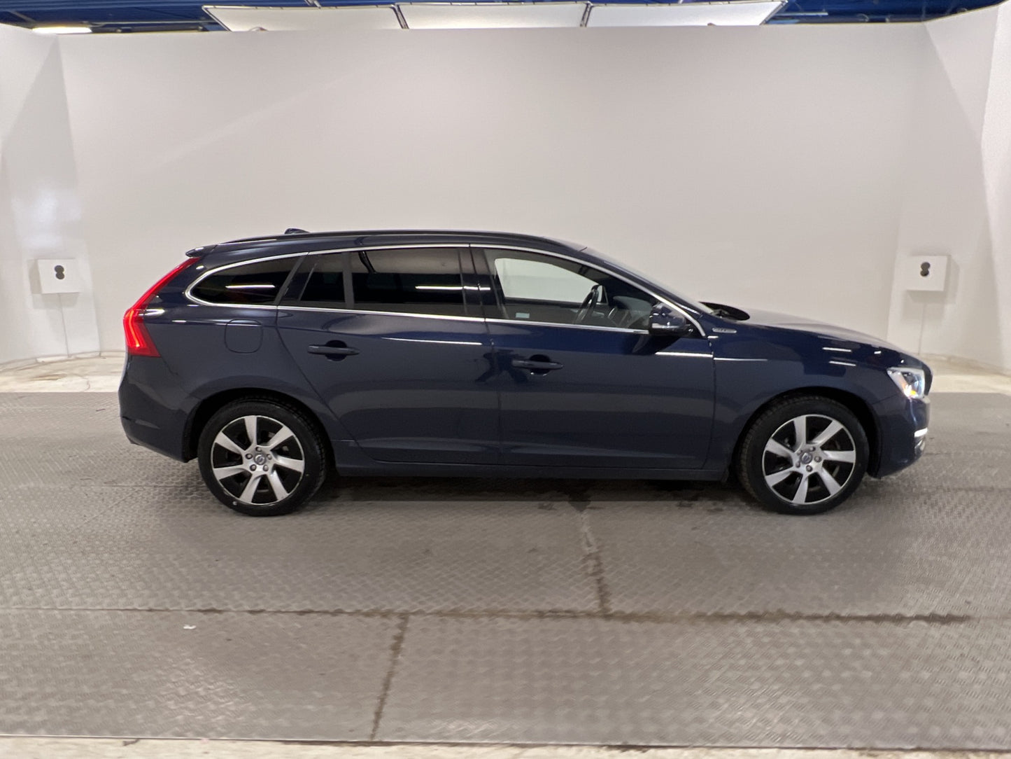 Volvo V60 D6 Plug-in Hybrid AWD 283hk Drag Taklucka Skinn