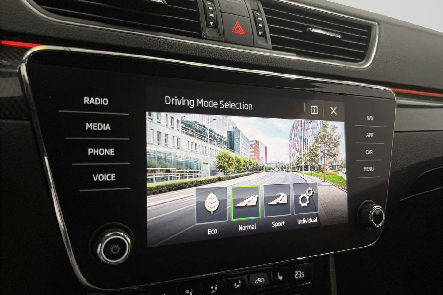 Skoda Superb TSI 272hk 4x4 SportLine Cockpit Värmare Drag