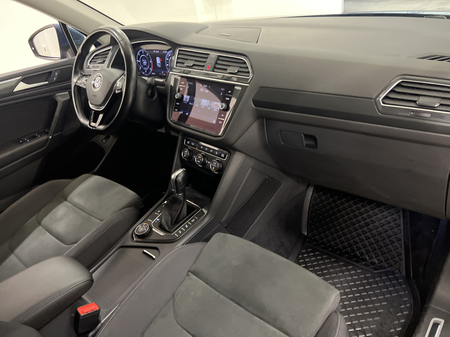 Volkswagen Tiguan Allspace 4M 190hk R-Line Cockpit Värm Drag