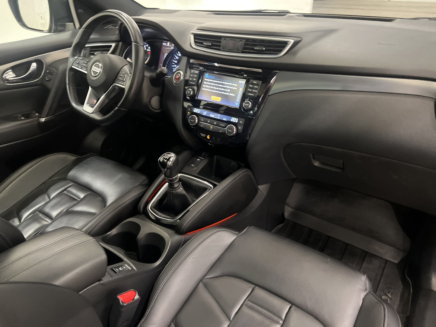 Nissan Qashqai 1.2 115hk Pano 360° Skinn Navi Drag