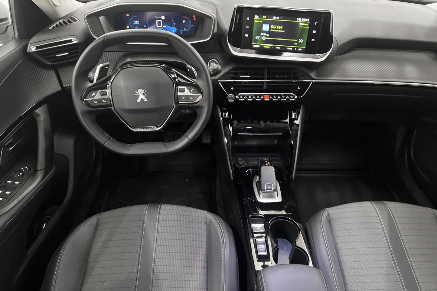 Peugeot 2008 PureTech 130hk Allure Cockpit Kamera Carplay