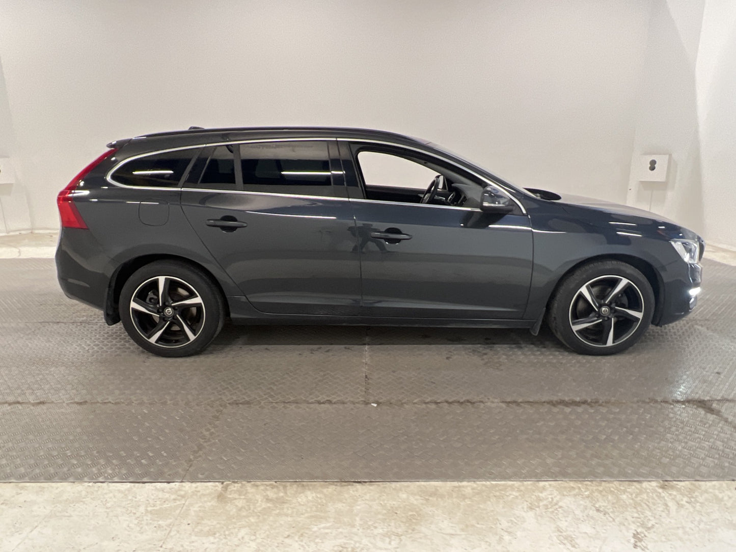 Volvo V60 D2 120hk Momentum VOC Värmare Navi BLIS Sensorer