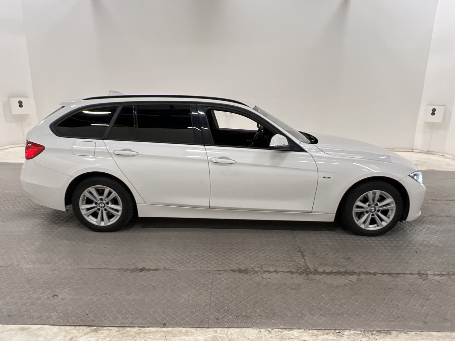 BMW 320 d Touring 184hk Sportline Rattvärme Drag Nyservad